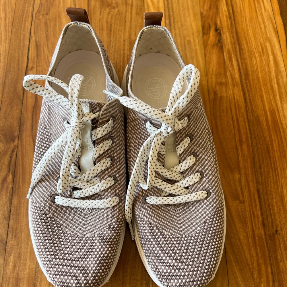 Tennis shoes .